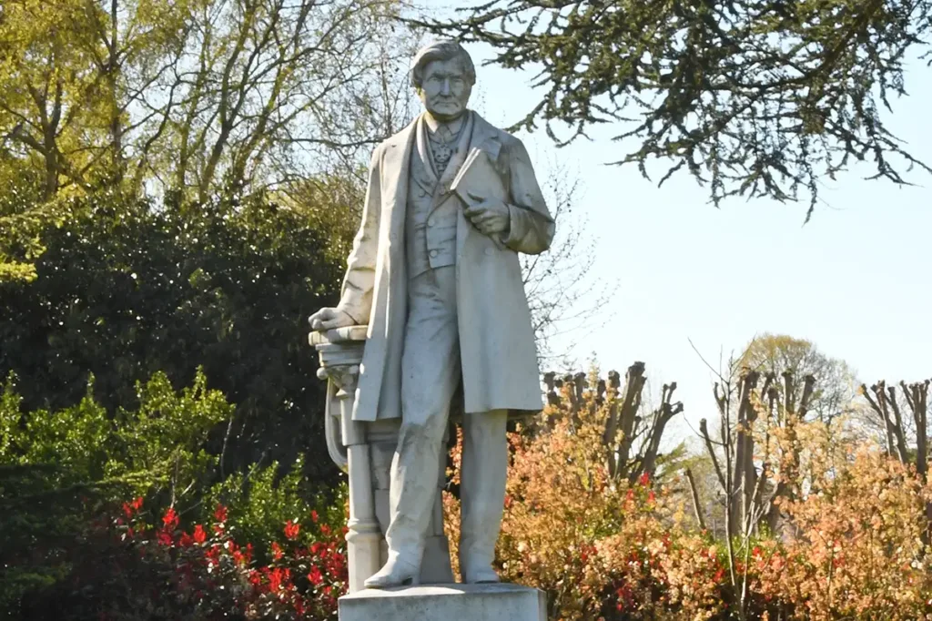 Statue d’Arcisse de Caumont, réalisée par Victor-Edmond Leharivel-Durocher, rue Baron-Gérard à Bayeux.