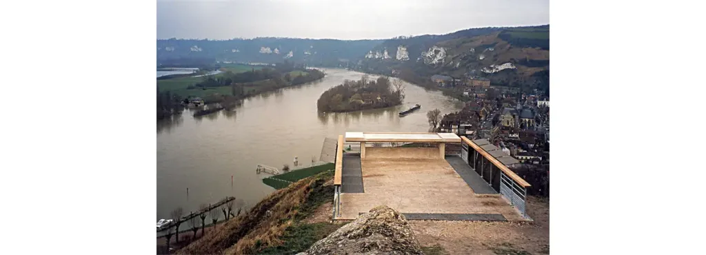 Le belvédère en béton et sa structure métallique, installés dans la perspective de Château-Gaillard, ont suscité de vives critiques de la part des défenseurs du patrimoine. (Photo Georges Bernage © Patrimoine Normand)