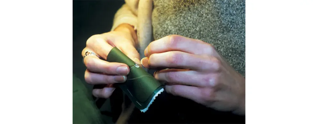 Les motifs sont reproduits sur du parchemin doublé de deux épaisseurs de tissu. La zone découverte est faible, puisque la dentellière cache presque entièrement son ouvrage pour éviter de le salir et de se déconcentrer. Le fil utilisé, extrêmement fin est en coton d’Égypte.