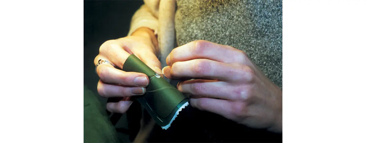 Les motifs sont reproduits sur du parchemin doublé de deux épaisseurs de tissu. La zone découverte est faible, puisque la dentellière cache presque entièrement son ouvrage pour éviter de le salir et de se déconcentrer. Le fil utilisé, extrêmement fin est en coton d’Égypte.