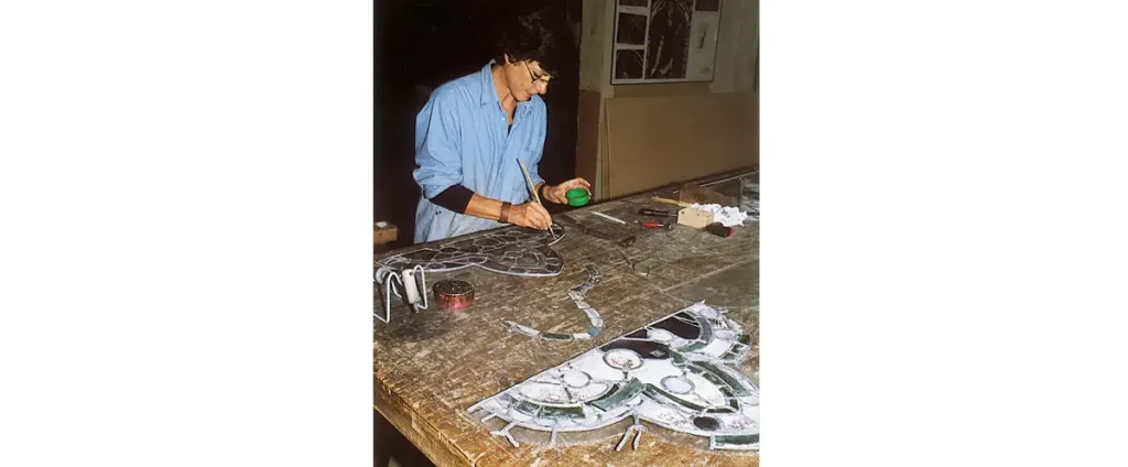 Dans l’atelier de Tisserand, à Évreux, Madame Tisserand travaille sur une verrière da la cathédrale de Tours.