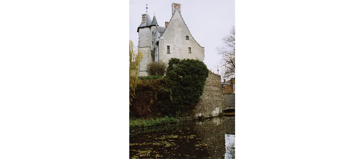 Photo du mur gallo-romain sur lequel fut construit l’évêché. La construction en est très soignée, alternance de pierres en petit appareil et de rangées de briques.