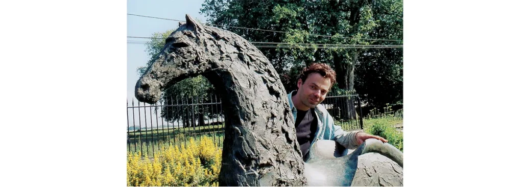 L’artiste Jean-Marc de Pas et son cheval sculpté. (Photo Alexandre Vernon © Patrimoine Normand)