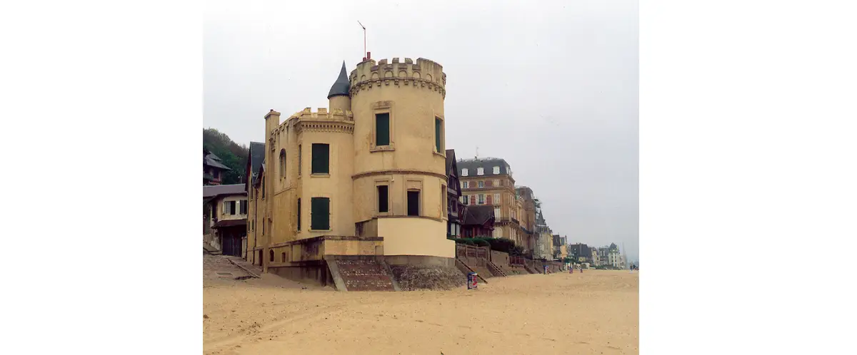 La tour Malakoff, dans le quartier des roches noires, fut construite vers 1855 pour Charles Mozin.