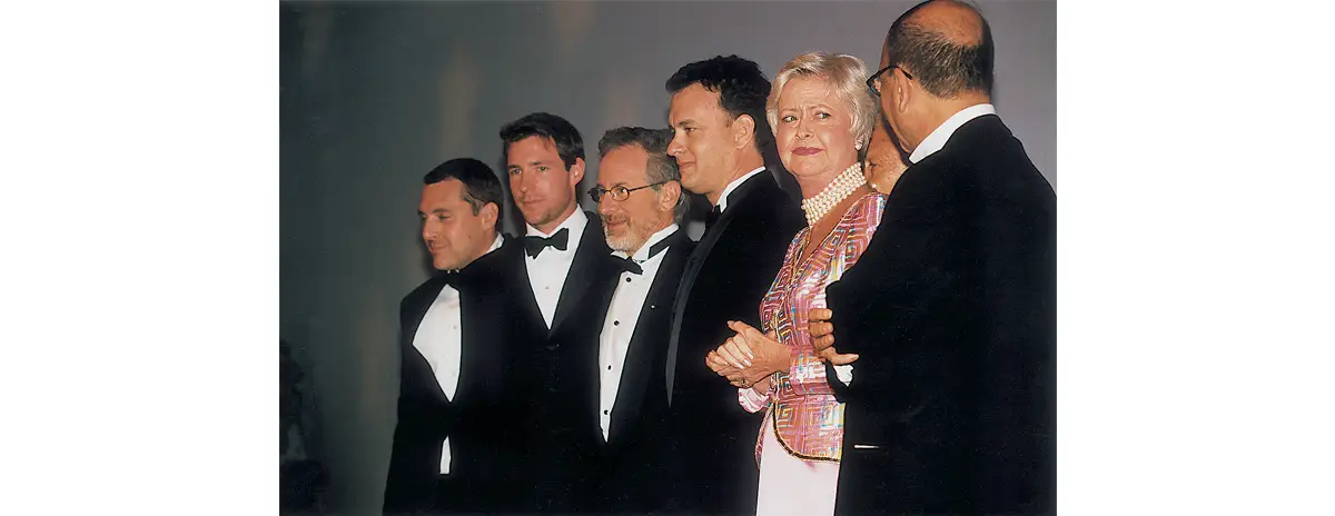 Lors du dîner de gala en l’honneur de Steven Spielberg, Madame d’Ornano, maire de Deauville est accompagnée de Tom Sizemore, Edward Burns, Steven Spielberg et Tom Hanks.