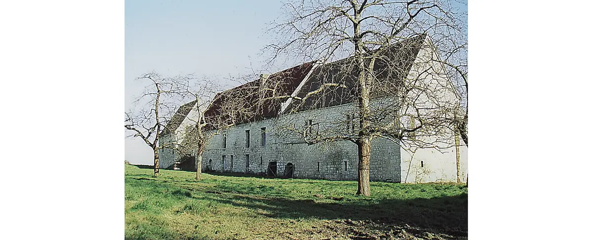Photo de la Façade sur cour du manoir du Mesnil, où mourut Agnès Sorel.