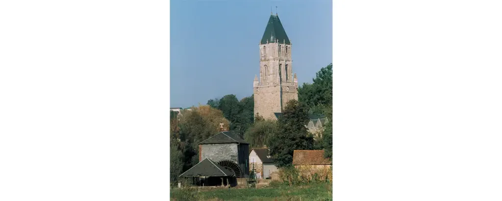 Orbec – Tour de Notre-Dame, apparemment conçue en premier lieu comme tour de défense (à cause de sa « massivité ») après la destruction des remparts au XIVe siècle, puis rehaussée d’un clocher, largement ouvert, plus tard. Au premier plan : le petit moulin d'Orbec.