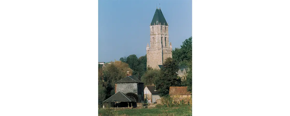 Orbec – Tour de Notre-Dame, apparemment conçue en premier lieu comme tour de défense (à cause de sa « massivité ») après la destruction des remparts au XIVe siècle, puis rehaussée d’un clocher, largement ouvert, plus tard. Au premier plan : le petit moulin d'Orbec.