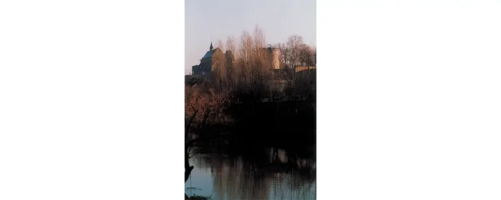 Pont-de-l’Arche – De l’autre côté de la Seine, on aperçoit l’une des tours de l’enceinte encore en place et l’église Saint-Vigor.