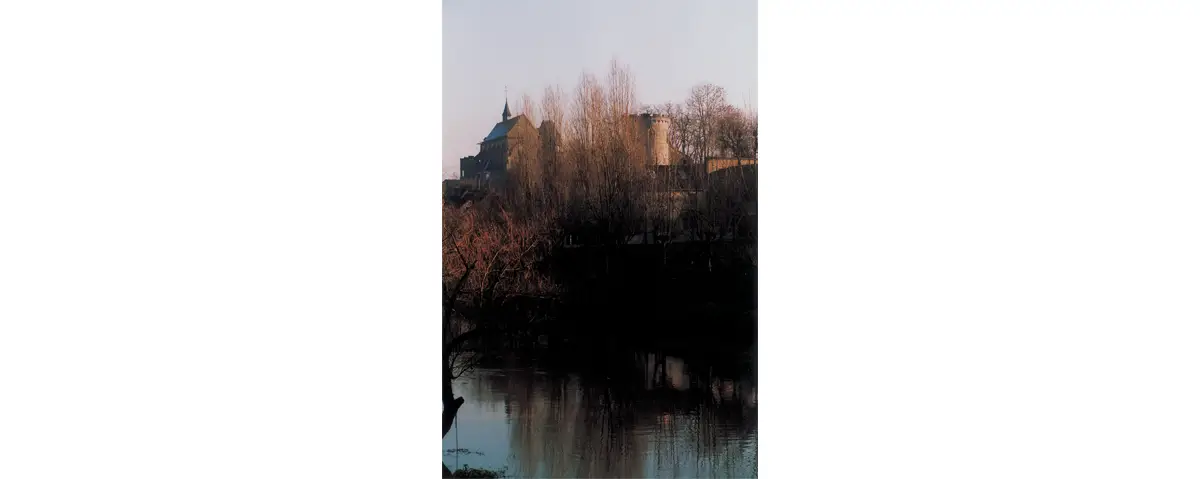 Pont-de-l’Arche – De l’autre côté de la Seine, on aperçoit l’une des tours de l’enceinte encore en place et l’église Saint-Vigor.