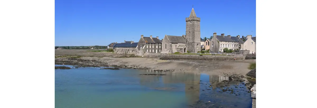 Port-Bail – L’église Notre-Dame dont la construction remonterait en l’an 1026. Au même endroit, s’élevait un monastère qui fut construit en 679.