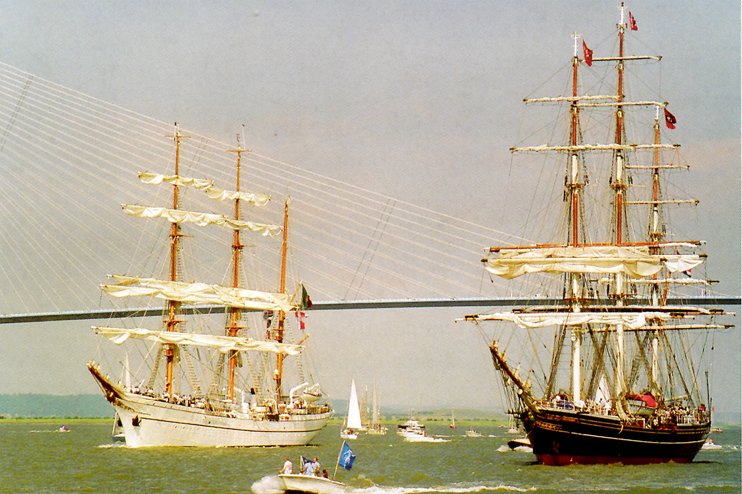 Le « Sagrès II » et le « Stad Amsterdam », clipper hollandais au long cours, côte à côte après avoir passé sous le pont de Normandie. (Photo Alexandre Vernon © Patrimoine Normand)