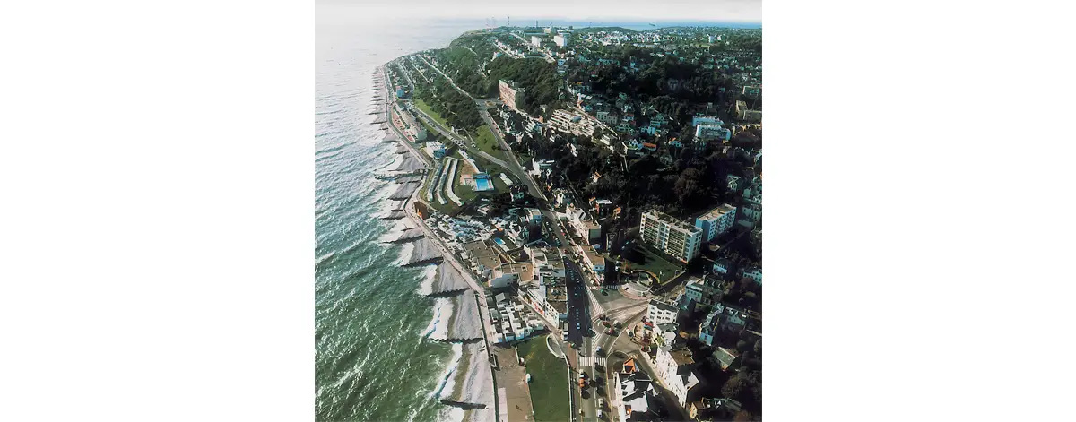Vue aérienne de Sainte-Adresse. On aperçoit au fond le lotissement de Dufayel, quatre voies parallèles à la falaise, ainsi que le grand bâtiment du Nice Havrais.