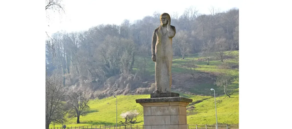 Statue de Victor Hugo regardant cette boucle. (Photo Rodolphe Corbin © Patrimoine Normand)