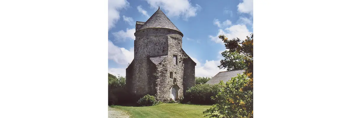 Le Mesnil-au-Val. La tour de Barville, à la fois chapelle et pigeonnier, dernier témoin d’origine du manoir de céans. (© Anne Bonnet)