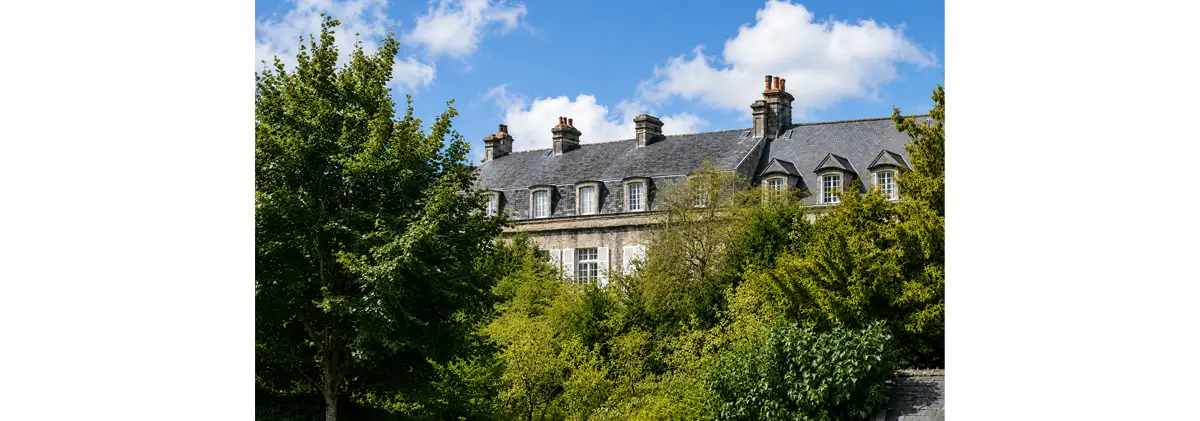 Valognes discret, se cache derrière ses murs et ses jardins.