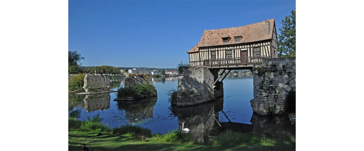 Vernon – Moulin du XVIIe siècle installé sur l’ancien pont. Il constitue une des images les plus connues de Vernon.