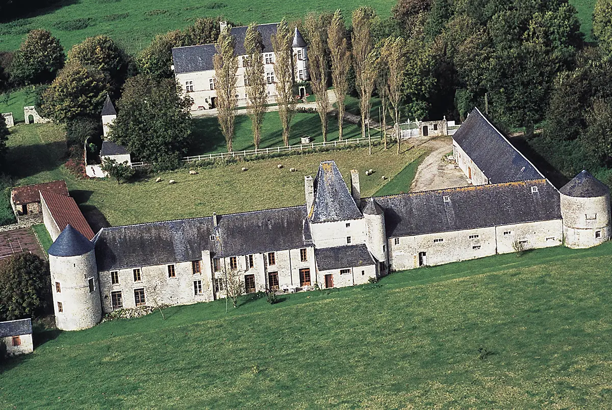 Le Vieux Château et Franquetot à Coigny