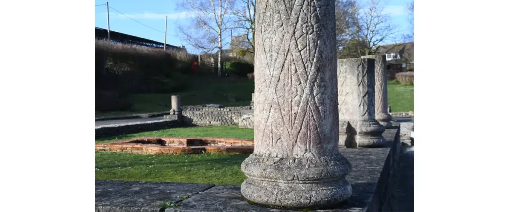 Photo du péristyle (portique) de la « domus » qui entourait, avec seize colonnes, un jardin avec un bassin polylobé en brique.
