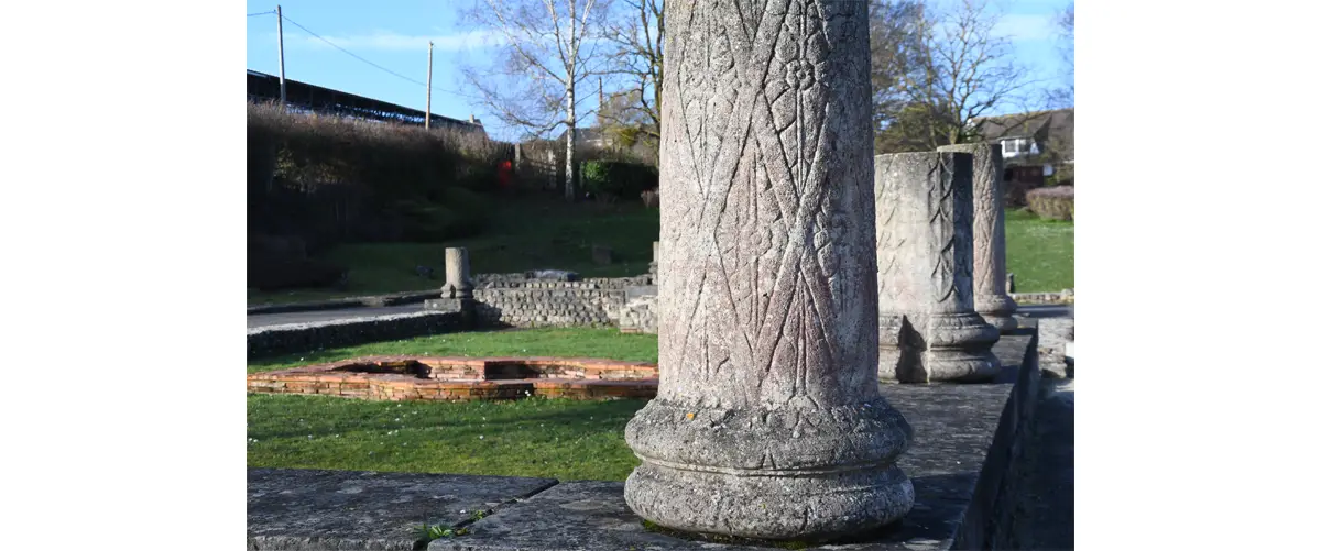 Photo du péristyle (portique) de la « domus » qui entourait, avec seize colonnes, un jardin avec un bassin polylobé en brique.