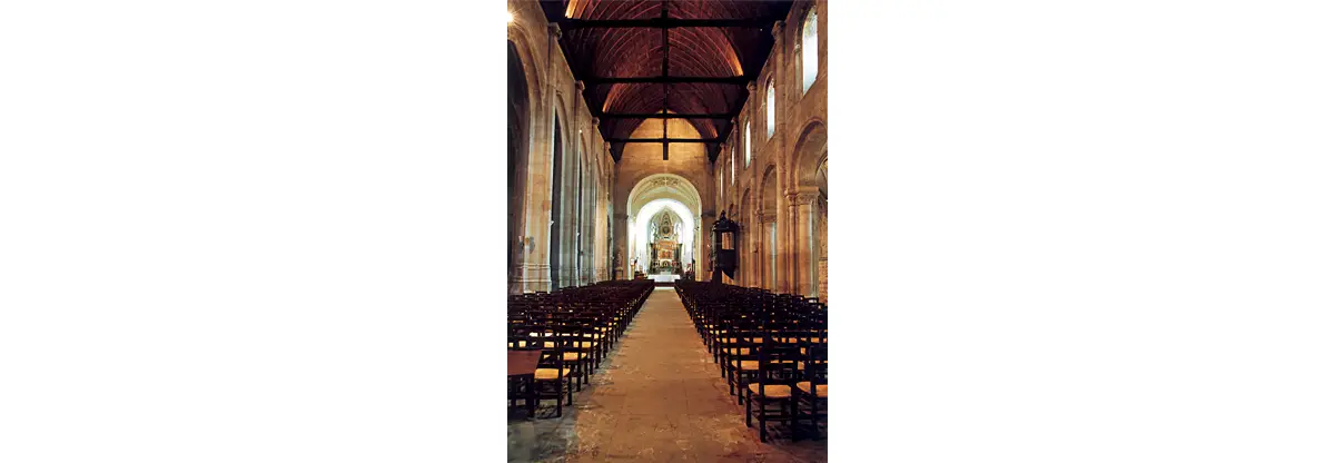 Nef de l’église de l’abbaye de Montivilliers. Cette nef est dédiée à Saint-Sauveur et fait office d’église paroissiale. Au fond, le chœur appartient à l’abbaye, il est consacré à Notre-Dame. La partie droite est romane, élévation à deux niveaux faite de grandes arcades et de fenêtres hautes ; la partie gauche est gothique, de la fin du XVe siècle, grandes arcades s’élevant jusqu’à la hauteur des baies hautes de la partie romane.