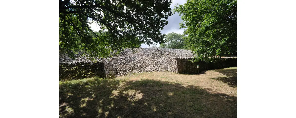 Le camp de Bierre. Emplacement du passage qui permettait autrefois de pénétrer dans l’enceinte. Il était situé sur le côté s'ouvrant en pente douce sur la plaine.