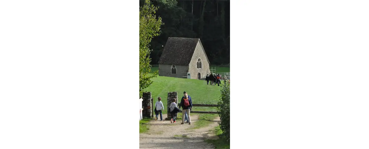 Saint-Céneri-le-Gérei – La chapelle dans le pré, au bord de la Sarthe.