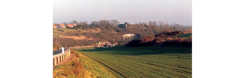 En descendant sur Ivry-la-Bataille en contrebas, les ruines du château se distinguent sur la hauteur.