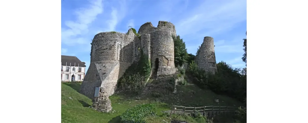Le château de Conches-en-Ouche. Au centre : le donjon. Autour l’enceinte avec les tours flanquantes.