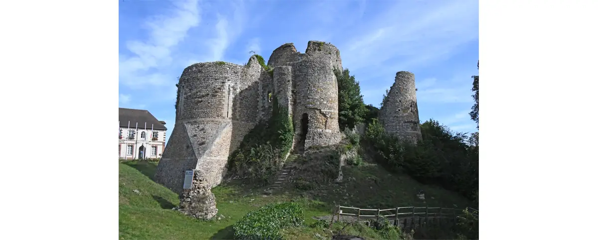 Le château de Conches-en-Ouche. Au centre : le donjon. Autour l’enceinte avec les tours flanquantes.