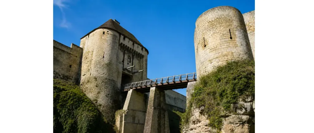 PChâteau de Caen. Porte des Champs vue du fossé.