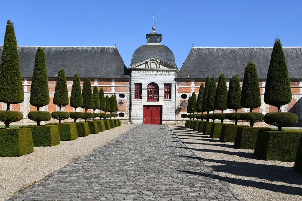 Entrée du château du Champ-de-Bataille.