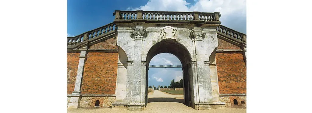 Château du Champ-de-Bataille. Porte de la cour d’honneur.