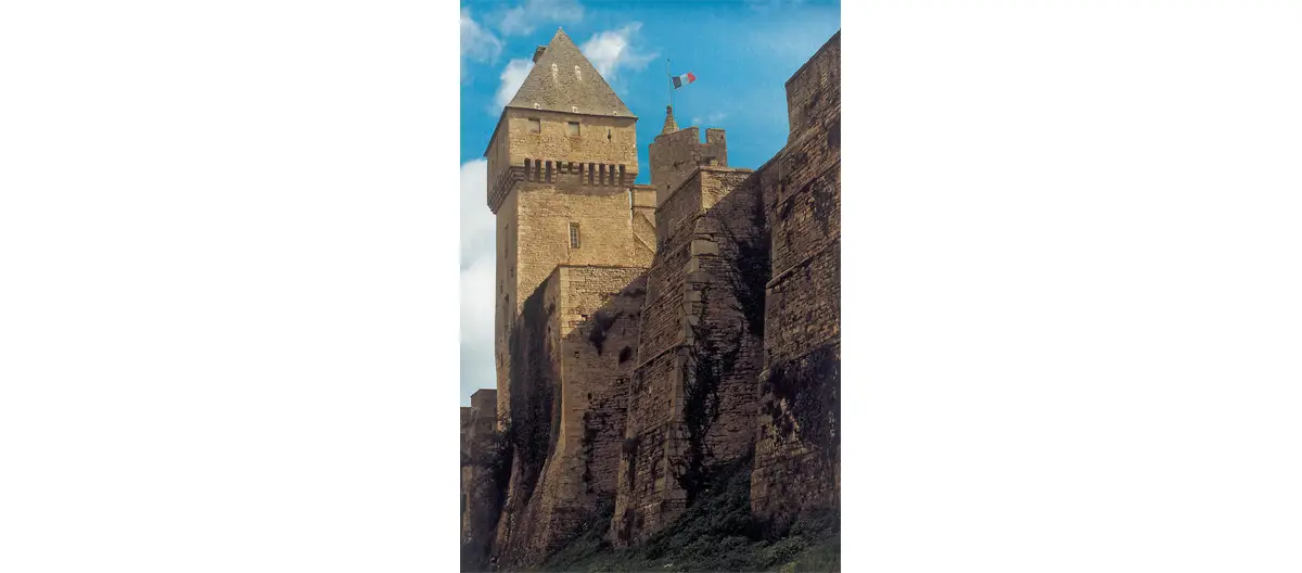 Au pied des remparts du château de Creully, la tour, qui possède encore ses mâchicoulis est la tour dite de la BBC, puisqu’en juin 1944, elle servit aux alliés pour la transmission radio en direction de Londres donnant ainsi des nouvelles sur la situation du débarquement.