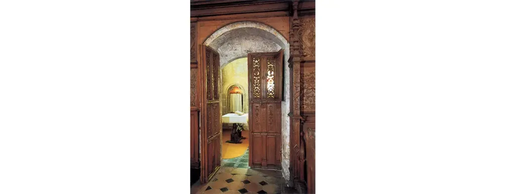 Collégiale Notre-Dame d'Écouis - Porte de séparation du chœur et de la chapelle Saint-Jean. Cette porte, ainsi que celle de la chapelle nord, du XVIe siècle, sont entièrement ouvragées et possèdent des claires-voies (ici volet ouvert).