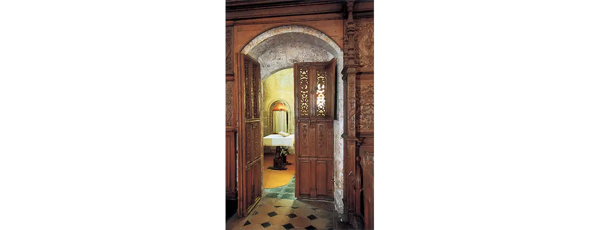 Collégiale Notre-Dame d'Écouis - Porte de séparation du chœur et de la chapelle Saint-Jean. Cette porte, ainsi que celle de la chapelle nord, du XVIe siècle, sont entièrement ouvragées et possèdent des claires-voies (ici volet ouvert).