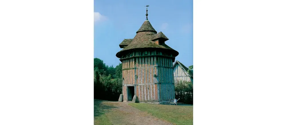 Le colombier du château du Mesnil-Germain dans le pays d’Auge. Dans le droit normand, la propriété et l’usage d’un colombier était un privilège relevant de la noblesse rurale. La fiente des pigeons était un apport précieux pour augmenter le rendement des cultures. (Photo Érik Groult © Patrimoine Normand.)