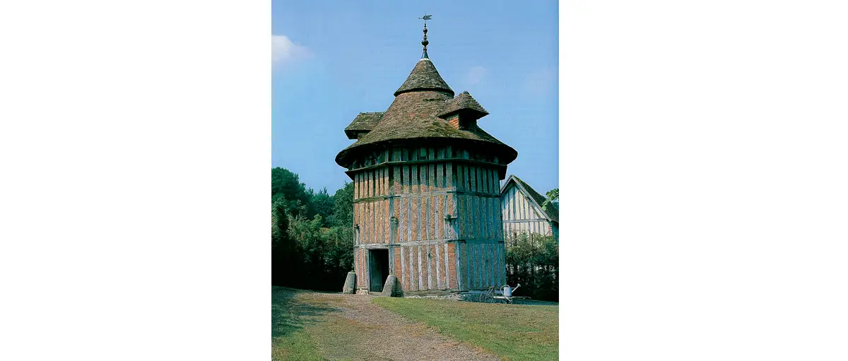 Le colombier du château du Mesnil-Germain dans le pays d’Auge. Dans le droit normand, la propriété et l’usage d’un colombier était un privilège relevant de la noblesse rurale. La fiente des pigeons était un apport précieux pour augmenter le rendement des cultures. (Photo Érik Groult © Patrimoine Normand.)