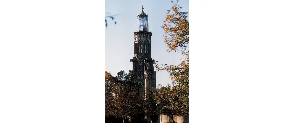 Tour de l’église de Malétable et chevet de l’église. Tout en haut le groupe de la Salette, dans la verrière. La statue manquante à hauteur des statues d’archanges n’a jamais été mise en place.