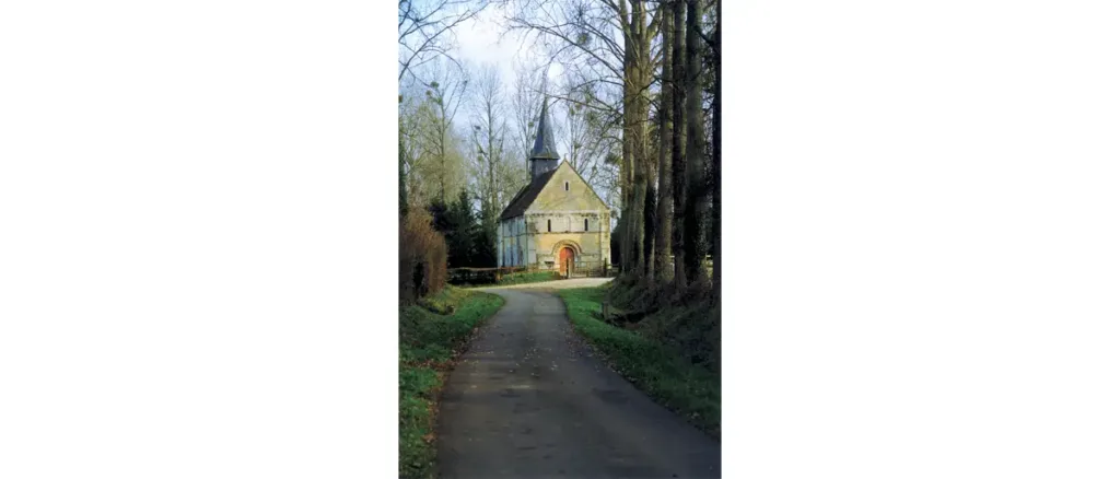 Photo de la petite église de Sainte-Marie-aux-Anglais désaffectée depuis la révolution, simple, élégante et homogène.