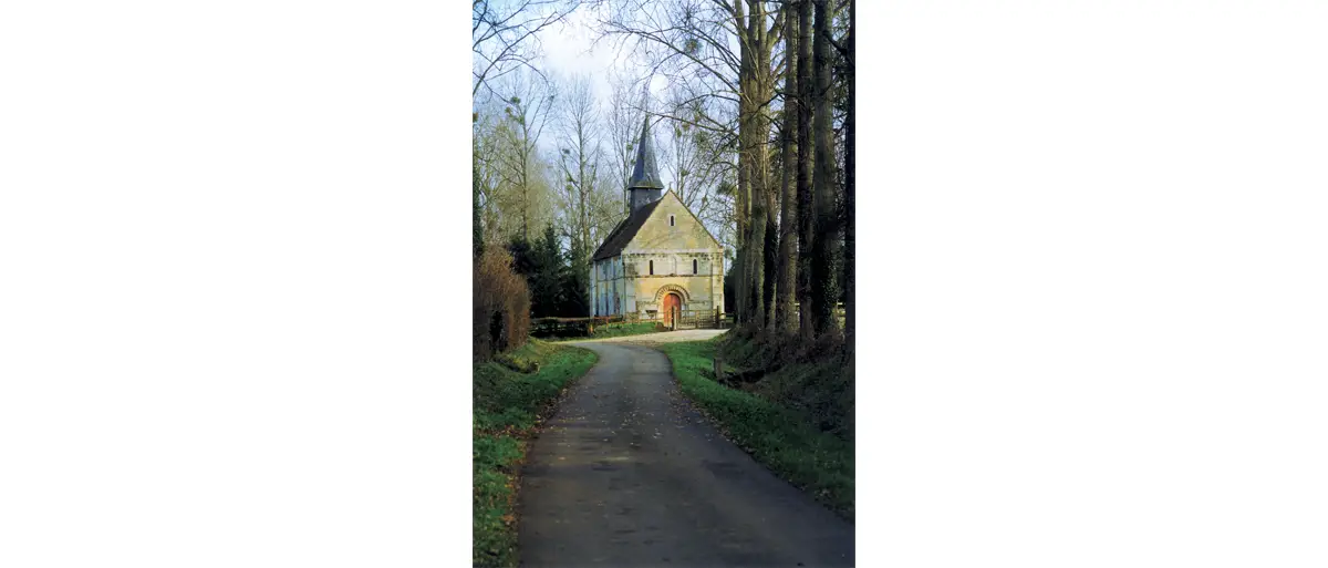Photo de la petite église de Sainte-Marie-aux-Anglais désaffectée depuis la révolution, simple, élégante et homogène.