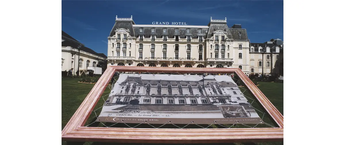 Photo du 4e étage du Grand-Hôtel, ou l’écrivain contemplait la plage et la digue dans leur majesté tranquille. Au loin, « la côte dorée (Le Havre), habituellement invisible, de Rivebelle ».