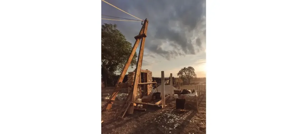 Reconstitution d’une grue de levage romaine installée sur le site du théâtre antique de Lillebonne, illustrant les techniques de construction utilisées dans l’Antiquité. (© Fabri Tignuarii)