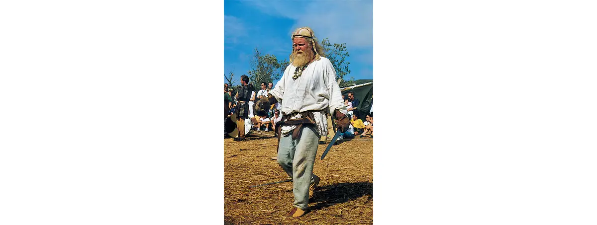 Photo de l’un des « Vikings » reconstituant un combat devant le public à Carteret.
