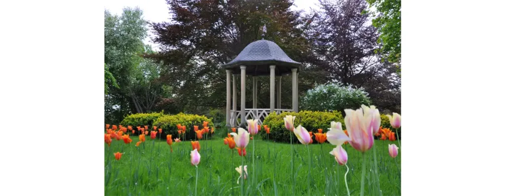 Photo du parc du château de Vendeuvre. Le Temple de la Sérénité.