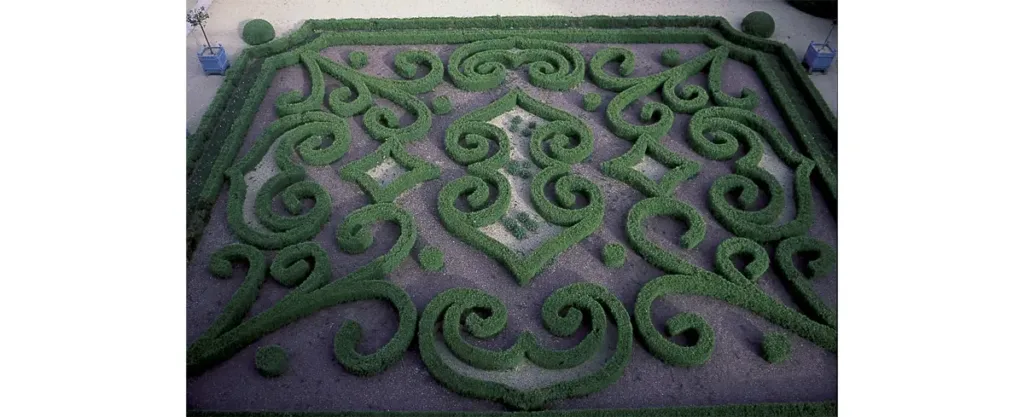 Jardins du château de Brécy. La dentelle de buis du niveau inférieur.  (Photo Pascal Hinous © Patrimoine Normand)