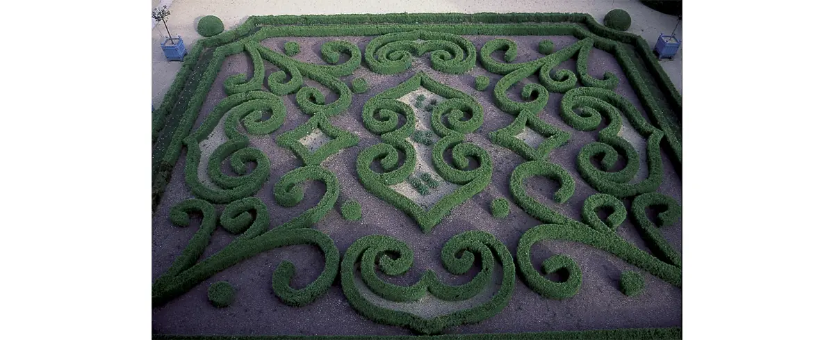 Jardins du château de Brécy. La dentelle de buis du niveau inférieur.  (Photo Pascal Hinous © Patrimoine Normand)