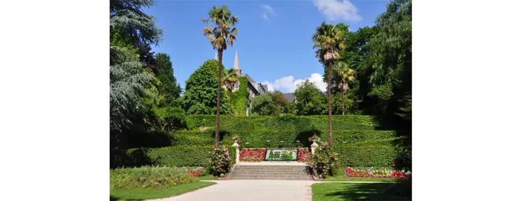 Coutances – Le jardin public derrière le musée. On aperçoit les tours de la cathédrale.