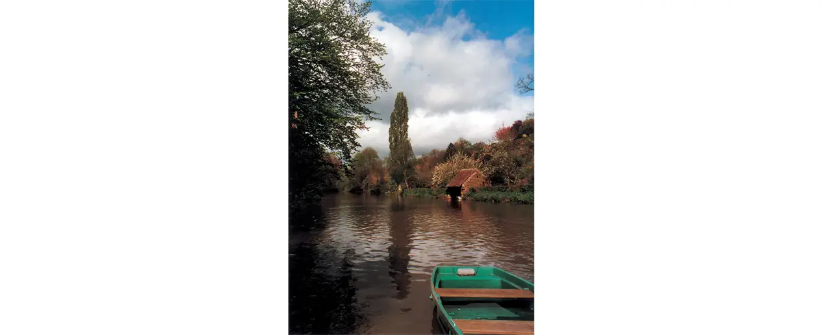 Putanges – Pont-Ecrepin. Lavoir situé rive droite en aval du pont sur l’Orne. Construction toute en pierre de granit. Toiture à deux versants en tuiles anciennes, parfaitement conservé, il est le plus joli du bourg.