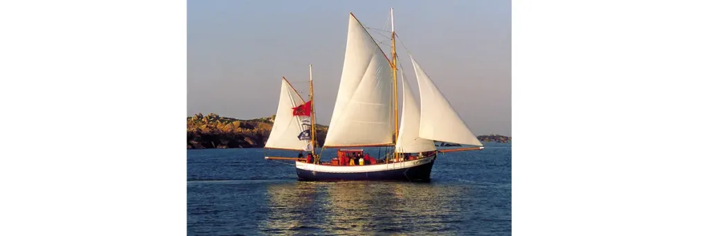 Le Charle-Marie marchant à la voile, à la sortie des îles Chausey.